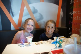 De meiden genieten van hun McDonalds Happy Meal